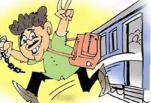 आजाद हिंद एक्सप्रेस में महिला का हैंडबैग चोरी, सोने की अंगूठी- मोबाइल समेत 33 हजार का सामान गायब