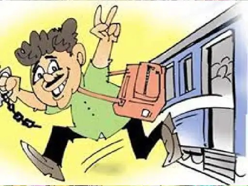आजाद हिंद एक्सप्रेस में महिला का हैंडबैग चोरी, सोने की अंगूठी- मोबाइल समेत 33 हजार का सामान गायब
