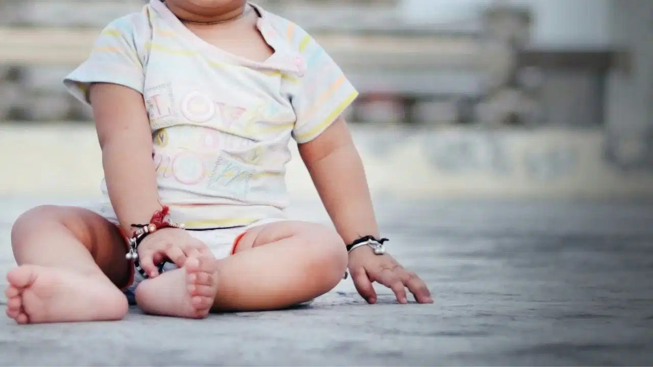 अयोध्या: खेलते हुए 6 महीने के बच्चे ने निगल लिया लौंग, गले में अटका… सांसें रुकने से मौत