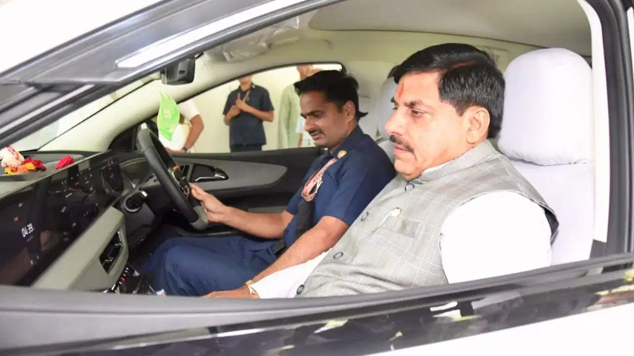 CM मोहन यादव के काफिले में इलेक्ट्रिक व्हीकल शामिल, जानें क्यों कहा जा रहा विकसित भारत 2047 का प्रतीक?