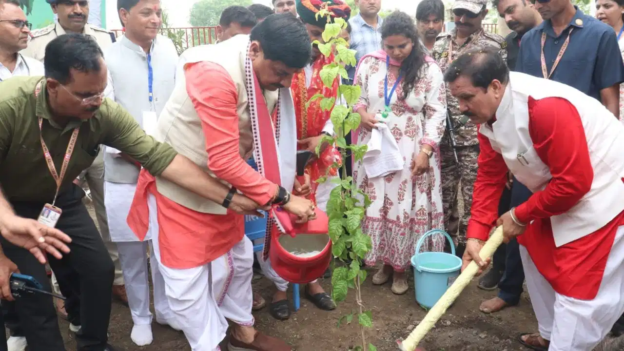 पर्यावरण के लिए पौधे लगाए, दिव्यांगों को ट्राई साइकिल बांटी… जल गंगा संवर्धन अभियान का इस तरह हुआ समापन