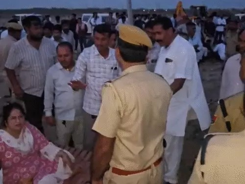 “अपनी औकात में रह, अंदर टिका दूंगा” : अतिक्रमण कार्रवाई के दौरान तहसीलदार और ग्रामीण में तीखी बहस
