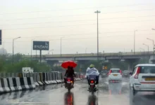 Delhi Rain: दिल्ली एनसीआर में उमस भरी गर्मी के बीच राहत, हल्की बारिश