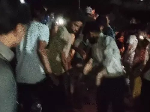 मानसून की मार: रायगढ़ में दीवार गिरने से महिला की मौत, धमतरी में 40 मवेशी बिजली गिरने से मरे मानसून की मार: रायगढ़ में दीवार गिरने से महिला की मौत, धमतरी में 40 मवेशी बिजली गिरने से मरे