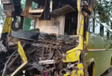 स्लीपर बस आगे चल रही गाड़ी में घुसी, 11 घायल:अगला हिस्सा पूरी तरह क्षतिग्रस्त, ड्राइवर को झपकी आने से हुआ हादसा