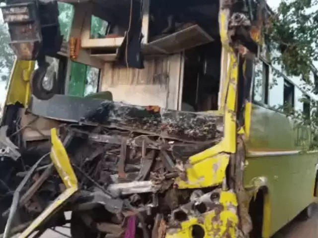 स्लीपर बस आगे चल रही गाड़ी में घुसी, 11 घायल:अगला हिस्सा पूरी तरह क्षतिग्रस्त, ड्राइवर को झपकी आने से हुआ हादसा