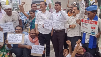 नागपुर में किसानों का उबाल: वैरायटी चौक पर कर्जमाफी का GR फूंका