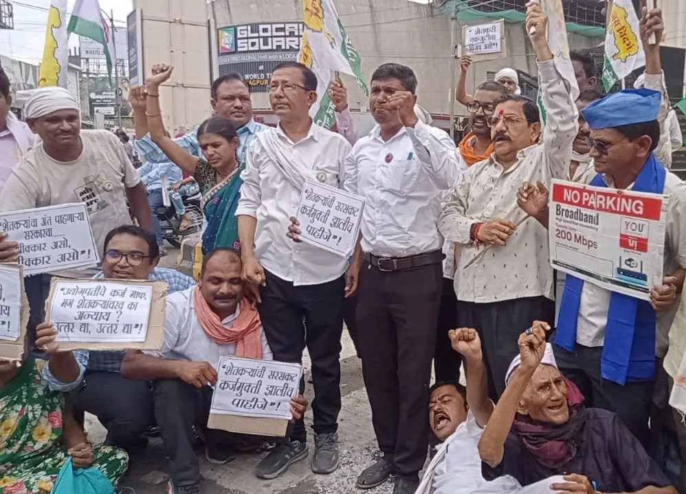 नागपुर में किसानों का उबाल: वैरायटी चौक पर कर्जमाफी का GR फूंका
