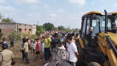 BREAKING: नकटी में अवैध कब्जों पर एक्शन शुरू, भारी पुलिस बल के बीच गरजा बुलडोजर, ग्रामीणों ने खोला विरोध का मोर्चा