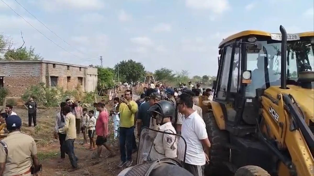 BREAKING: नकटी में अवैध कब्जों पर एक्शन शुरू, भारी पुलिस बल के बीच गरजा बुलडोजर, ग्रामीणों ने खोला विरोध का मोर्चा
