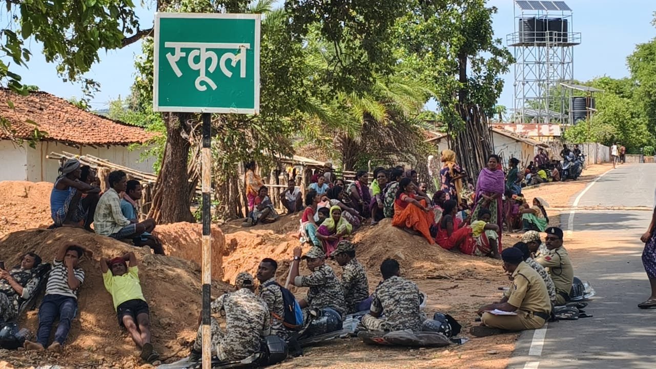 धर्मांतरण को लेकर फिर भड़का विवाद: 26 परिवार गांव से बाहर, ग्रामीणों और ईसाई समुदाय के बीच बढ़ा तनाव धर्मांतरण को लेकर फिर भड़का विवाद: 26 परिवार गांव से बाहर, ग्रामीणों और ईसाई समुदाय के बीच बढ़ा तनाव
