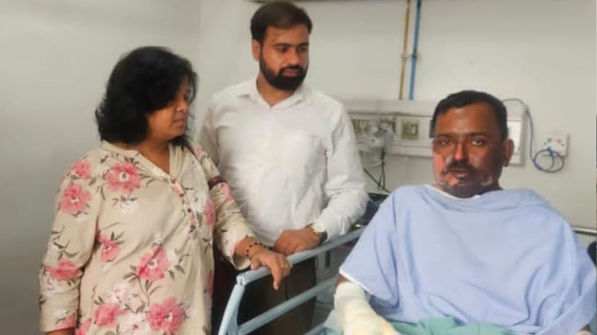 कुसुम स्मेल्टर्स प्लांट में फिर हादसा: गर्म स्पंज आयरन की चपेट में आए 3 कर्मचारी, मचा हड़कंप कुसुम स्मेल्टर्स प्लांट में फिर हादसा: गर्म स्पंज आयरन की चपेट में आए 3 कर्मचारी, मचा हड़कंप