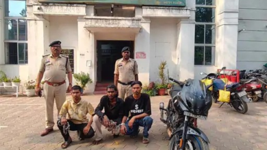 मारपीट कर लूटपाट, 800 रुपये में बेचा चोरी का मोबाइल; 3 गिरफ्तार
