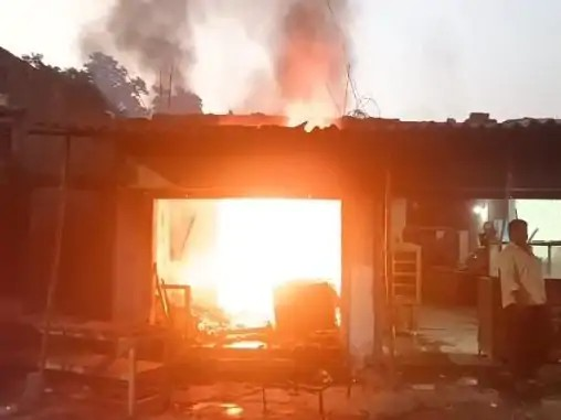 फर्नीचर दुकान में आग से भारी नुकसान, दमकल की देरी पर भड़के लोग फर्नीचर दुकान में आग से भारी नुकसान, दमकल की देरी पर भड़के लोग