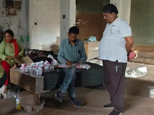 पुलिस का बड़ा छापा: वाशिंग पाउडर फैक्ट्री में चल रहा था गुटखा कारोबार, 12 हिरासत में पुलिस का बड़ा छापा: वाशिंग पाउडर फैक्ट्री में चल रहा था गुटखा कारोबार, 12 हिरासत में