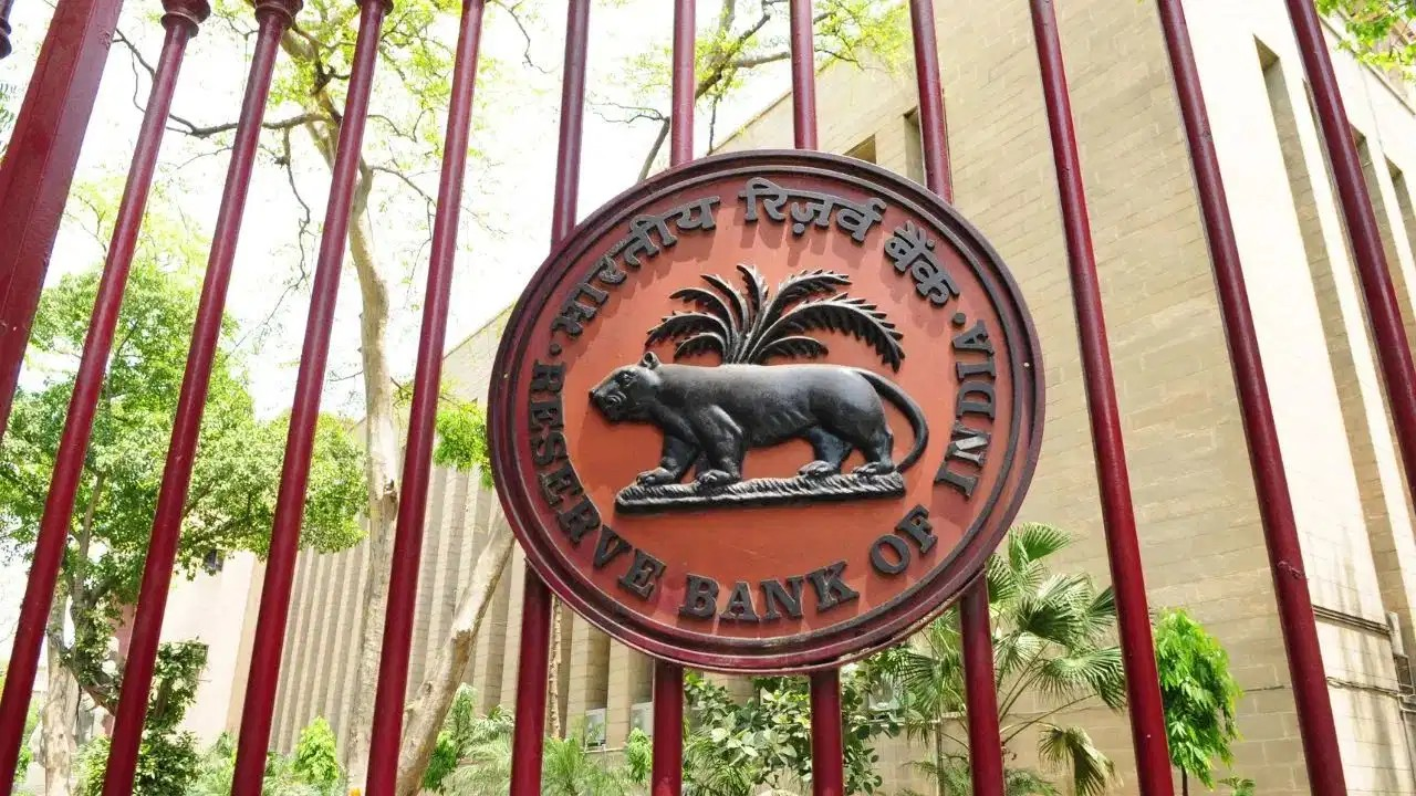 RBI का ‘मास्टरस्ट्रोक’: विदेशी निवेशकों से मिलने जा रहे 7 लाख करोड़, रॉकेट की रफ्तार से भागेगा रुपया! RBI का ‘मास्टरस्ट्रोक’: विदेशी निवेशकों से मिलने जा रहे 7 लाख करोड़, रॉकेट की रफ्तार से भागेगा रुपया!