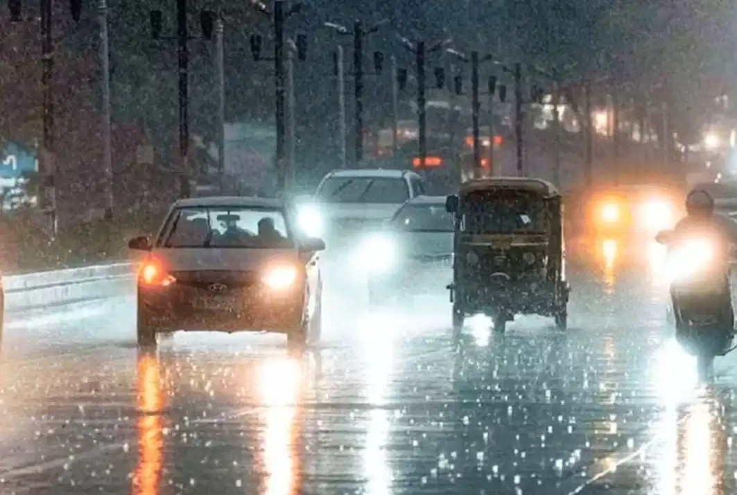 दिल्ली-NCR में गरज-चमक के साथ झमाझम बारिश, मौसम हुआ सुहाना; जानिए आज के मौसम का हाल दिल्ली-NCR में गरज-चमक के साथ झमाझम बारिश, मौसम हुआ सुहाना; जानिए आज के मौसम का हाल