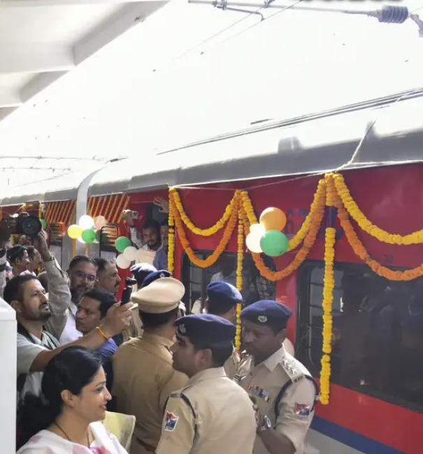 पुणे रेलवे स्टेशन का 473 करोड़ से होगा कायाकल्प, मिलेंगे 6 नए प्लेटफॉर्म और दो नई ट्रेनों की सौगात पुणे रेलवे स्टेशन का 473 करोड़ से होगा कायाकल्प, मिलेंगे 6 नए प्लेटफॉर्म और दो नई ट्रेनों की सौगात