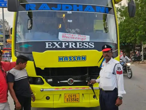 तेज आवाज वाले हार्न पर चला ट्रैफिक पुलिस का डंडा, 20 बसों पर कार्रवाई
