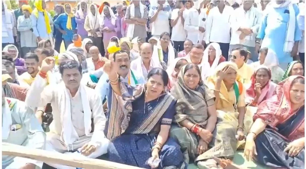 यूरिया-डीएपी की कमी से परेशान किसान सड़क पर उतरे, पैलीमेटा में घंटों चला विरोध प्रदर्शन यूरिया-डीएपी की कमी से परेशान किसान सड़क पर उतरे, पैलीमेटा में घंटों चला विरोध प्रदर्शन