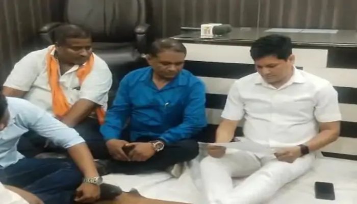 कोरबा निगम के कार्यक्रम में अव्यवस्था पर विवाद: सभापति जमीन पर बैठे, प्रभारी सचिव को नोटिस