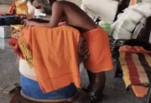 पांच साल से खड़े रहकर तपस्या में लीन साधु, मां की मौत के बाद चुना वैराग्य का मार्ग