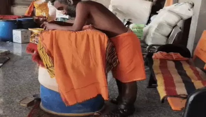 पांच साल से खड़े रहकर तपस्या में लीन साधु, मां की मौत के बाद चुना वैराग्य का मार्ग पांच साल से खड़े रहकर तपस्या में लीन साधु, मां की मौत के बाद चुना वैराग्य का मार्ग