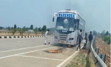 चलती स्लीपर बस बनी आग का गोला, ड्राइवर की सूझबूझ से टला बड़ा हादसा