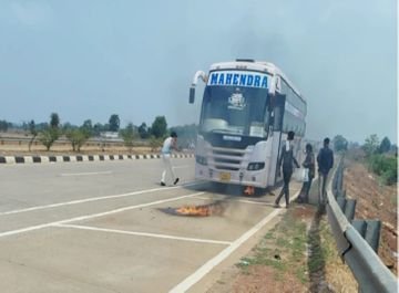 चलती स्लीपर बस बनी आग का गोला, ड्राइवर की सूझबूझ से टला बड़ा हादसा