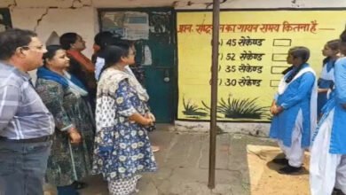 गांव की दीवारें बनीं पढ़ाई का जरिया, बच्चों को घर बैठे मिल रही प्रतियोगी परीक्षा की तैयारी
