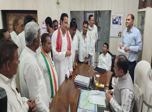 भीषण गर्मी में बिजली संकट पर भड़के विकास उपाध्याय, कलेक्टर को सौंपा ज्ञापन, नए सब-स्टेशन की मांग