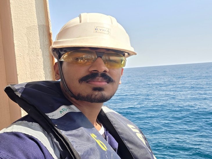 ‘आसमान में जंग और नीचे दहशत’—रायपुर का रुद्रांश 3 महीने होर्मुज में फंसा, ड्रोन मलबा गिरा तो कांप उठा पूरा जहाज