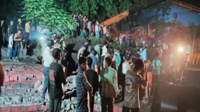 रायगढ़ में आंधी-तूफान बना काल: फैक्ट्री की बाउंड्रीवॉल झोपड़ी पर गिरी, महिला मजदूर की मौत; दो साथी अस्पताल में भर्ती