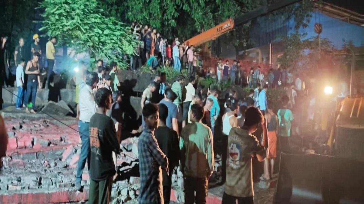 रायगढ़ में आंधी-तूफान बना काल: फैक्ट्री की बाउंड्रीवॉल झोपड़ी पर गिरी, महिला मजदूर की मौत; दो साथी अस्पताल में भर्ती