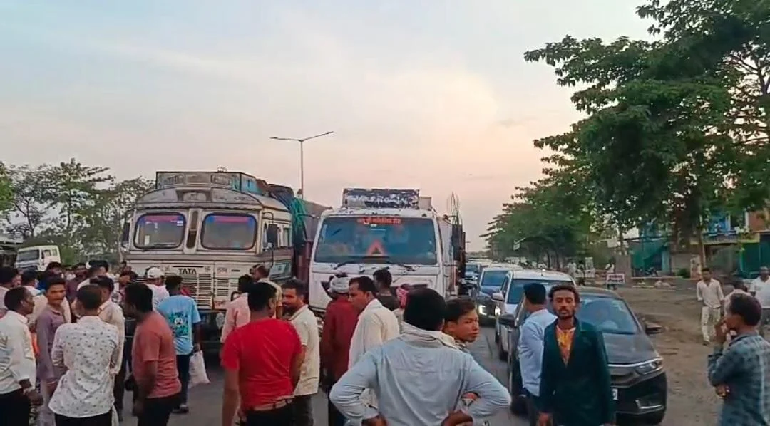 मुंगेली: प्लांट हादसे के बाद फूटा आक्रोश, हाईवे जाम के बाद प्रशासन ने कराया समझौता