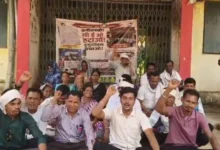 दुर्गूकोंदल जनपद पंचायत में सीईओ के खिलाफ जनप्रतिनिधियों का प्रदर्शन, कार्यालय में तालाबंदी कर धरने पर बैठे सरपंच