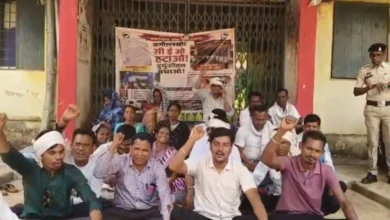 दुर्गूकोंदल जनपद पंचायत में सीईओ के खिलाफ जनप्रतिनिधियों का प्रदर्शन, कार्यालय में तालाबंदी कर धरने पर बैठे सरपंच