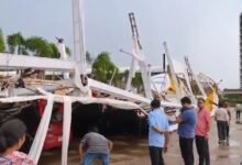 तेज तूफान का कहर: चोखरधानी रेस्टोरेंट की पार्किंग शेड ढही, बाल-बाल बचे लोग, वाहनों का नुकसान