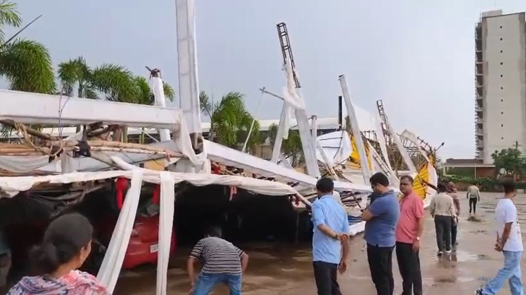 तेज तूफान का कहर: चोखरधानी रेस्टोरेंट की पार्किंग शेड ढही, बाल-बाल बचे लोग, वाहनों का नुकसान
