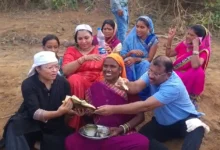 लखना गांव में अनोखा जनसंपर्क अभियान, मजदूरों के साथ 3 घंटे काम कर सुनी समस्याएं, साथ बैठकर किया भोजन