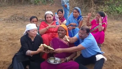 लखना गांव में अनोखा जनसंपर्क अभियान, मजदूरों के साथ 3 घंटे काम कर सुनी समस्याएं, साथ बैठकर किया भोजन