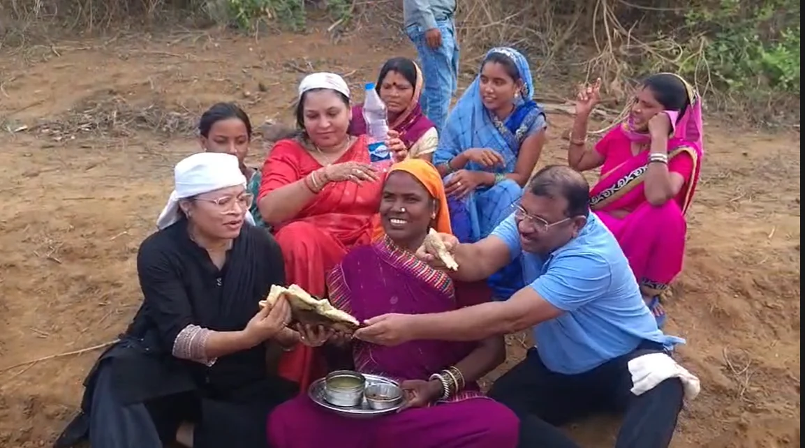 लखना गांव में अनोखा जनसंपर्क अभियान, मजदूरों के साथ 3 घंटे काम कर सुनी समस्याएं, साथ बैठकर किया भोजन
