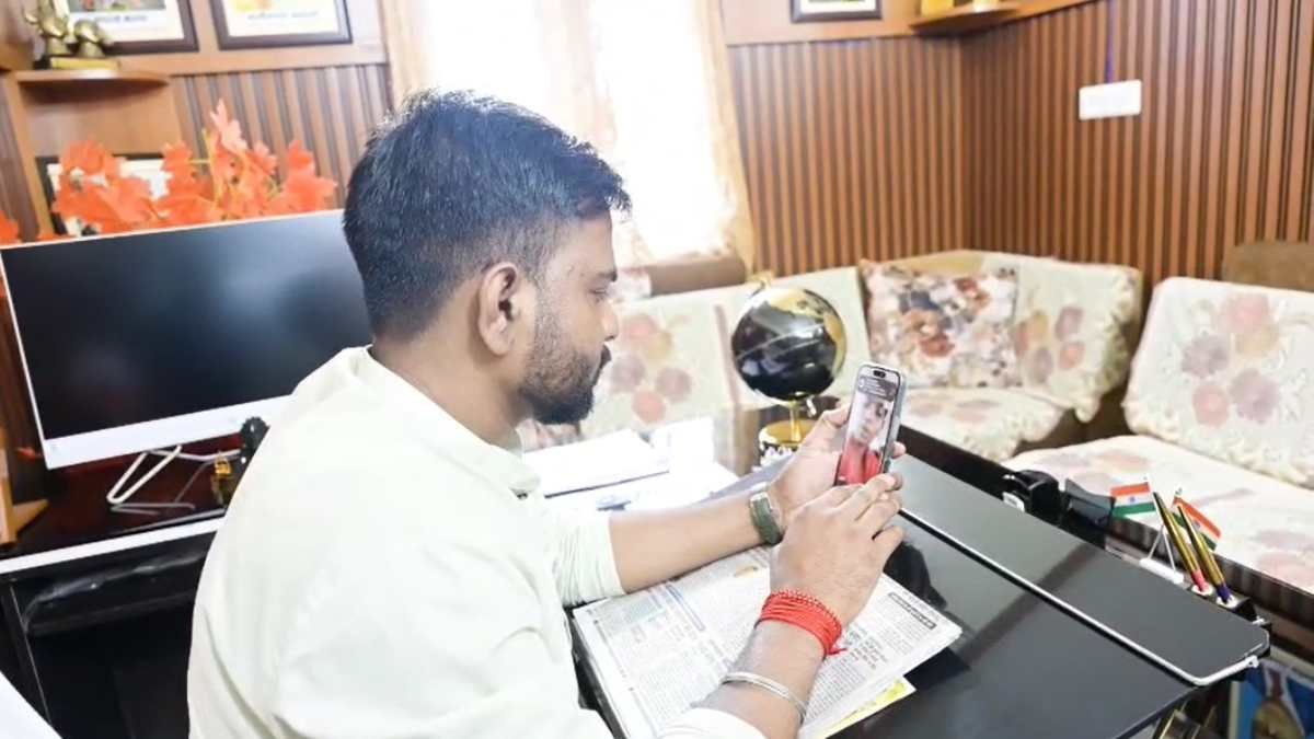 चेन्नई में फंसीं सीतापुर की 3 युवतियां: विधायक को लगाई मदद की गुहार, घर लौटने के लिए मांगे जा रहे 10-10 हजार रुपए चेन्नई में फंसीं सीतापुर की 3 युवतियां: विधायक को लगाई मदद की गुहार, घर लौटने के लिए मांगे जा रहे 10-10 हजार रुपए