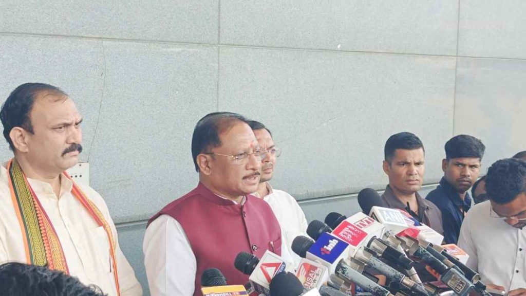 दिल्ली दौरे से लौटे CM साय,बस्तर विकास पर अमित शाह से चर्चा, छत्तीसगढ़ में आयुर्वेदिक AIIMS की रखी मांग