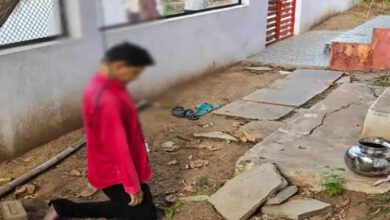 मंदिर परिसर में पेड़ से लटका मिला पूर्व उपसरपंच का शव, आत्महत्या के कारणों की जांच में जुटी पुलिस