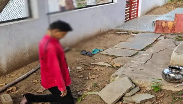 मंदिर परिसर में पेड़ से लटका मिला पूर्व उपसरपंच का शव, आत्महत्या के कारणों की जांच में जुटी पुलिस