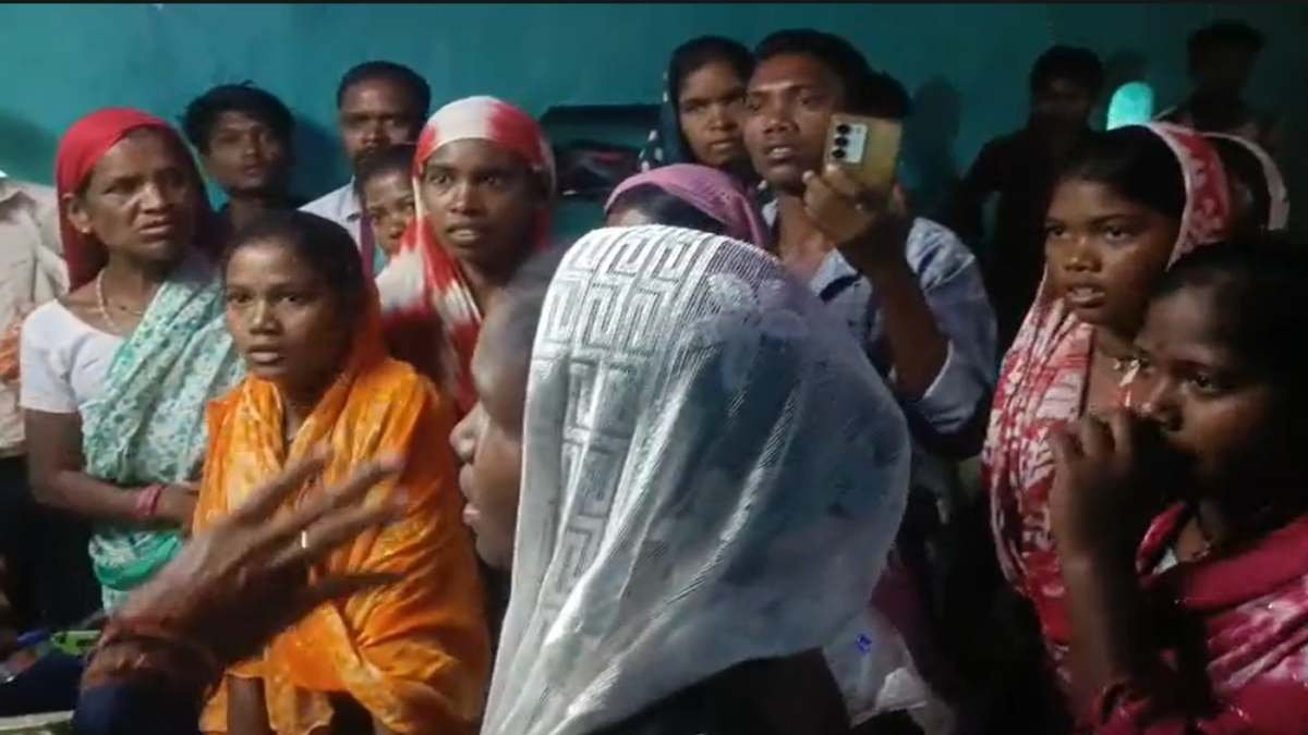 कवर्धा में धर्मांतरण के आरोप से बवाल, आदिवासी महिला ने लगाई गंभीर शिकायत कवर्धा में धर्मांतरण के आरोप से बवाल, आदिवासी महिला ने लगाई गंभीर शिकायत