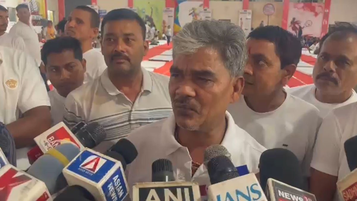 योग दिवस कार्यक्रम में बवाल: पोस्टर से फोटो गायब देख नाराज हुए विधायक ईश्वर साहू, मंच छोड़कर चले गए