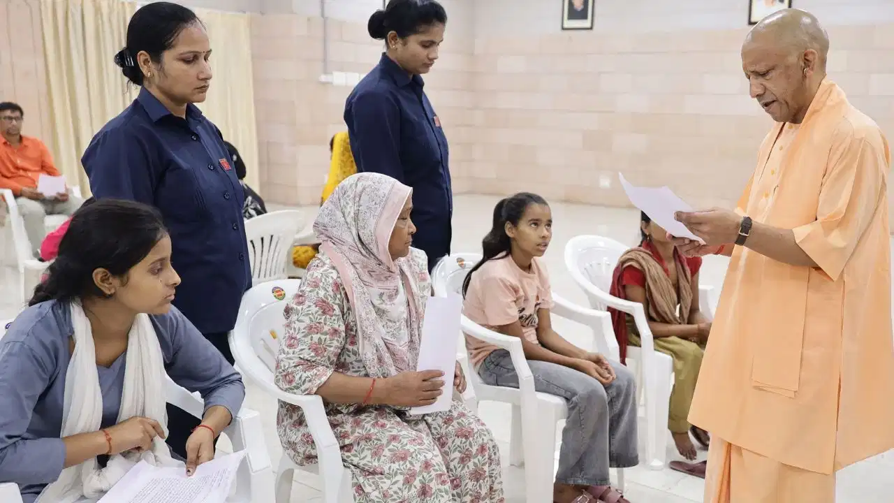 हर गरीब को शिक्षा और सुरक्षा…जनता दर्शन में अफसरों को योगी सरकार के सख्त निर्देश