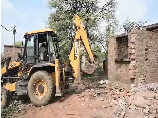 विधायक कॉलोनी के लिए नकटी गांव में चला बुलडोजर, 48 मकानों पर कार्रवाई से तनाव